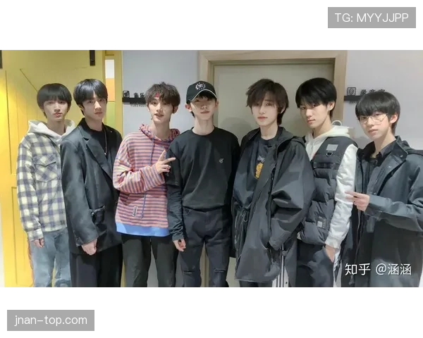 孙准浩在韩国喝个咖啡都要被拍，这哪是踢球啊，分明是顶流爱豆